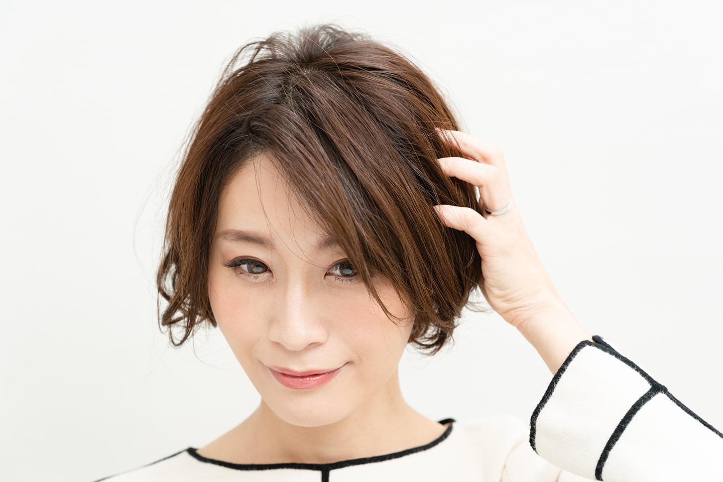 両手のひらにワックスを広げ、空気を含ませるように髪をとかしてニュアンスをつくる。