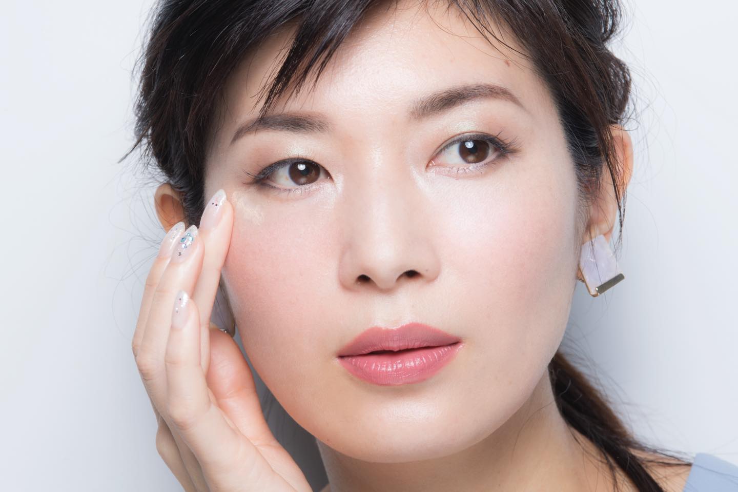 少量でもカバー力があるのがコンシーラー。厚塗りは老け見えの原因になってしまうので、分量には注意して。