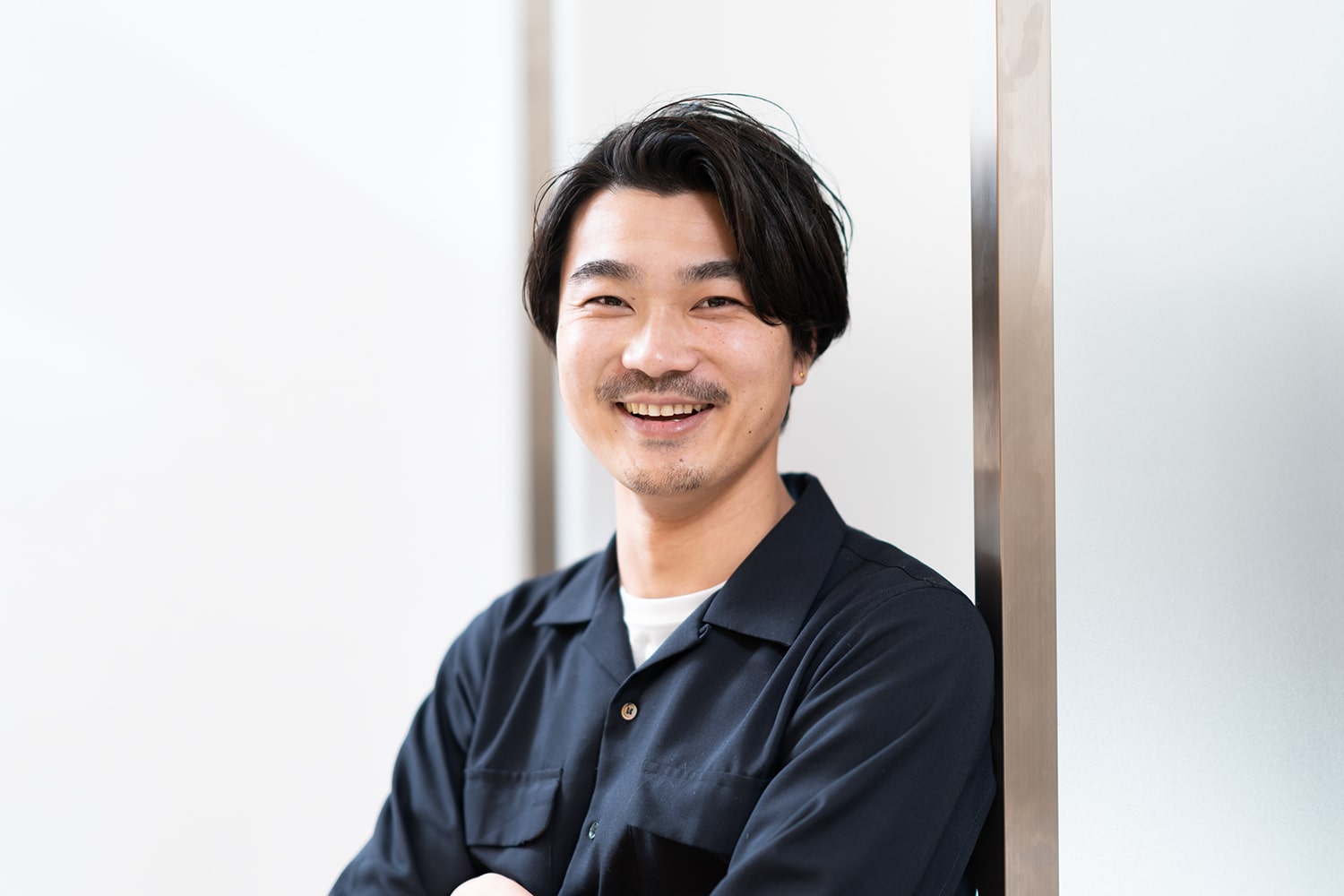 PEEK-A-BOO AVEDAアトレ恵比寿店・トップスタイリストの須賀真之介さん。国内旅行が趣味だという須賀さん。「最近行ったのは山口県や和歌山県。ドライブが好きでいつも東京から車で行きます。今までで一番楽しかったのは青森!」