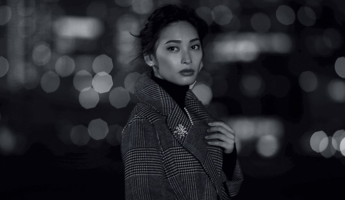 大政絢さんが演じるジャンヌ・モロー。マックスマーラのコートをまとっ