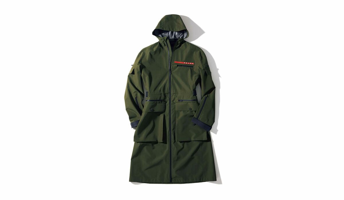 プラダのミリタリー調フーデッドコートは機能性が高くて優秀