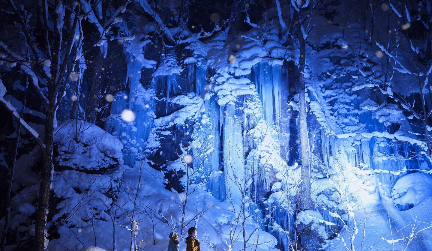 星野リゾート奥入瀬渓流ホテルの氷瀑ライトアップツアーのイメージ