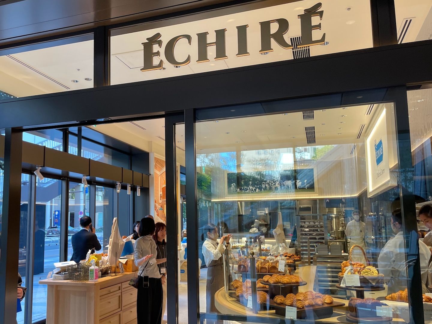 エシレの新店舗「エシレ・ラトリエ デュ ブール」が麻布台ヒルズに登場!ここでしか買えないパンや焼き菓子も続々 | Precious.jp(プレシャス)
