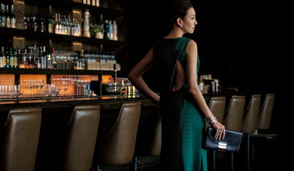 さりげない華やかさを携えた「エルメス」のロングワンピース｜たゆたうドレープの陰影が優雅な表情を演出