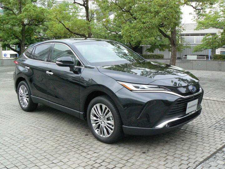 オフロードも楽しめるRAV4と同じプラットフォームを使いながら、ハリアーは都会的なスタイリングで個性を主張。