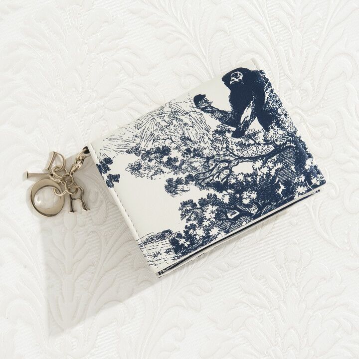 二つ折りの財布「LADY DIOR(レディ ディオール)」【縦8.5×横11×マチ3cm】¥61,000(税抜)