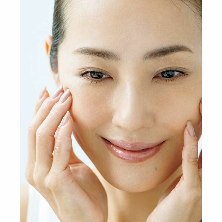 丸みをつけた手のひらでのパッティングで、肌を沈静化させてフィニッシュ
