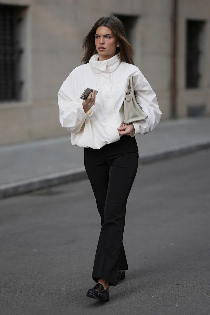 アクティブなブルゾンには、リラクシーなフラットシューズがしっくり。