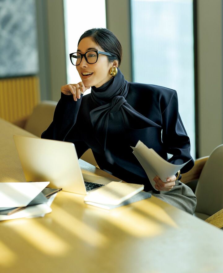 トップス￥698,500・パンツ￥268,400・イヤリング￥132,000・バングル￥125,400（サンローラン〈サンローラン バイ アンソニー・ヴァカレロ〉）、眼鏡￥57,200（ケリング アイウエア ジャパン〈サンローラン バイ アンソニー・ヴァカレロ〉）