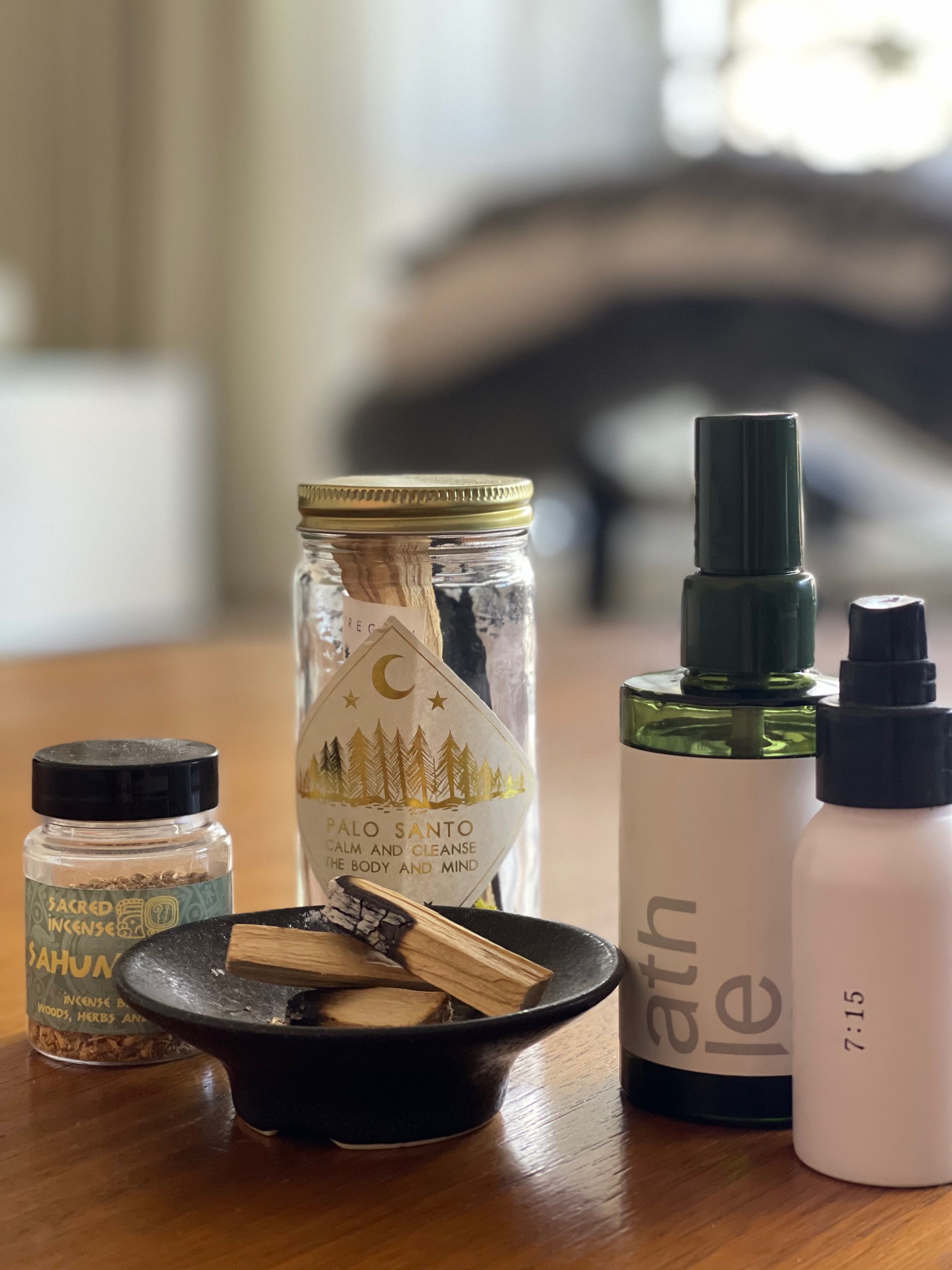 (右から)ウカ ルームミスト 7:15 30ml ¥3,500、アスレティア スイッチング アロマルームミスト AT THE TOP 100ml ¥2,500、パラサント 2種