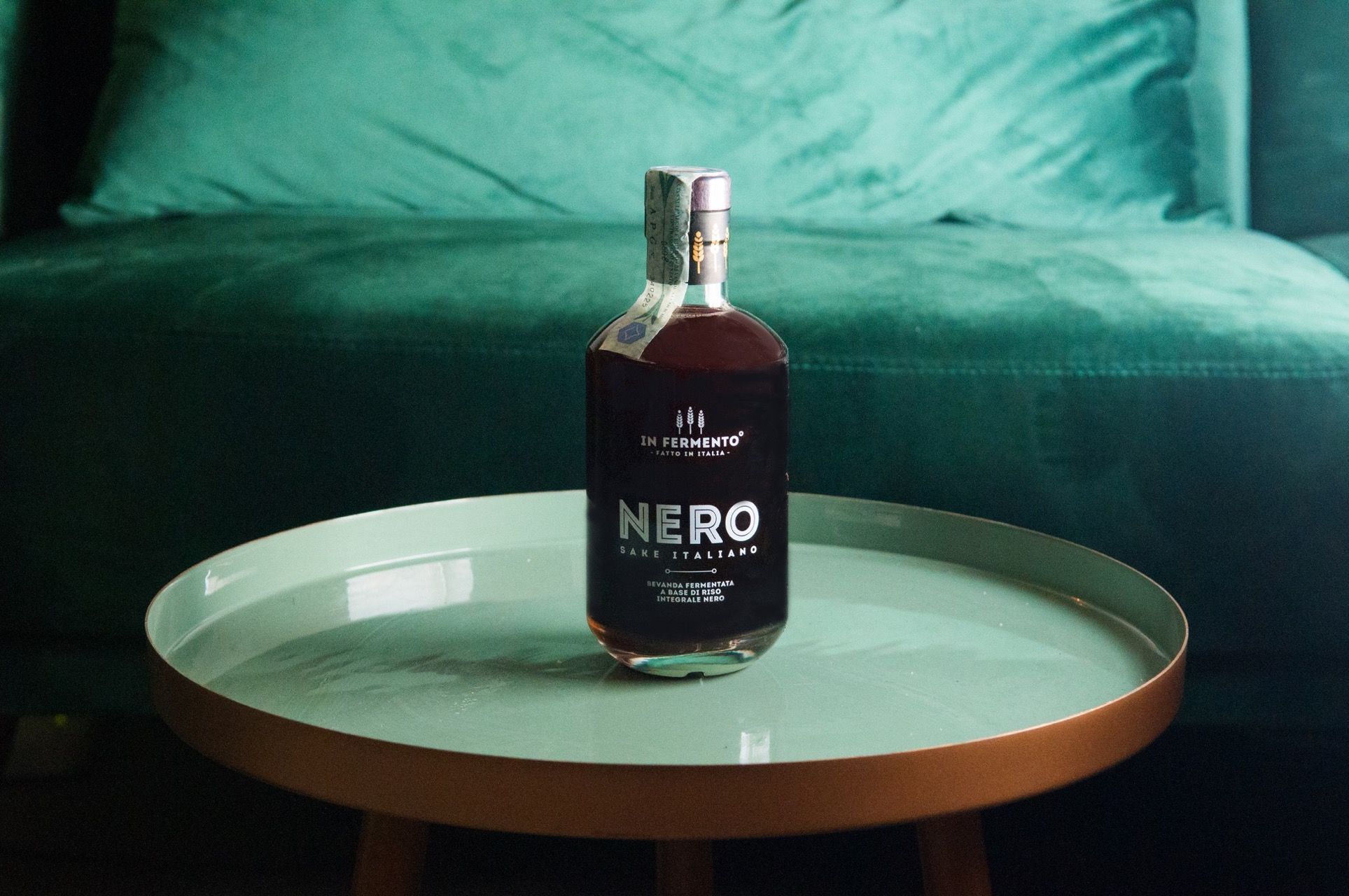 北イタリア・ヴェルチェッリ生まれの「サケ・ネーロ SAKE NERO」。そのインパクトあるビジュアルはイタリアのバーシーンで早くも話題となっている。