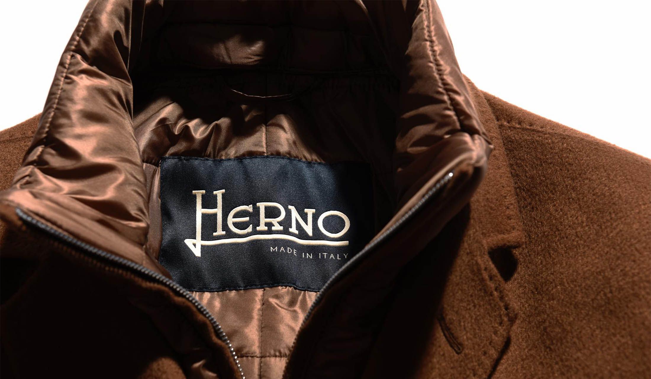 ヘルノ」のコートは、高級感あふれるデザイン性と実用性を兼ね備えた