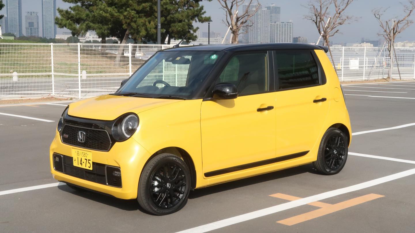こちらはスポーティなRS。