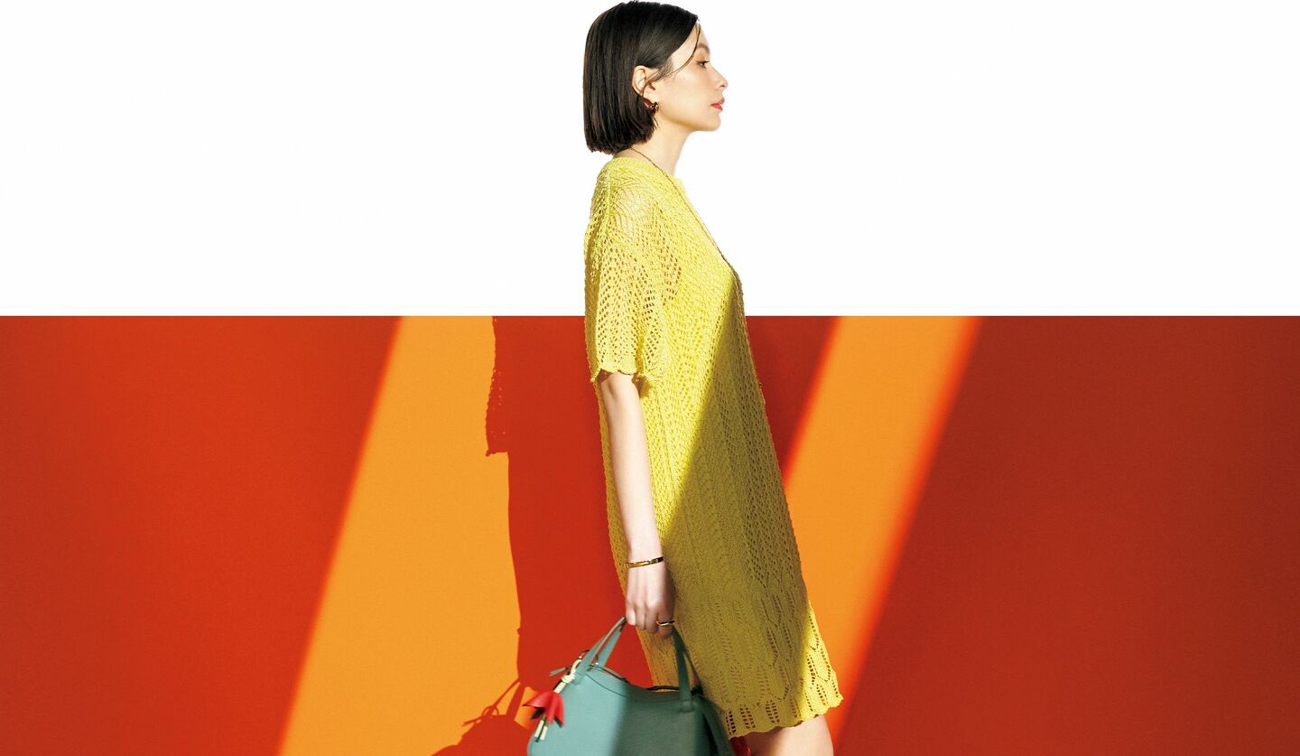 レースの透け感が軽やかなカナリアイエローに合わせたのは、隣り合う類似色のグリーンとレッド。「ジルサンダー」のワンピース・バッグ・靴を着用した太田莉菜さん