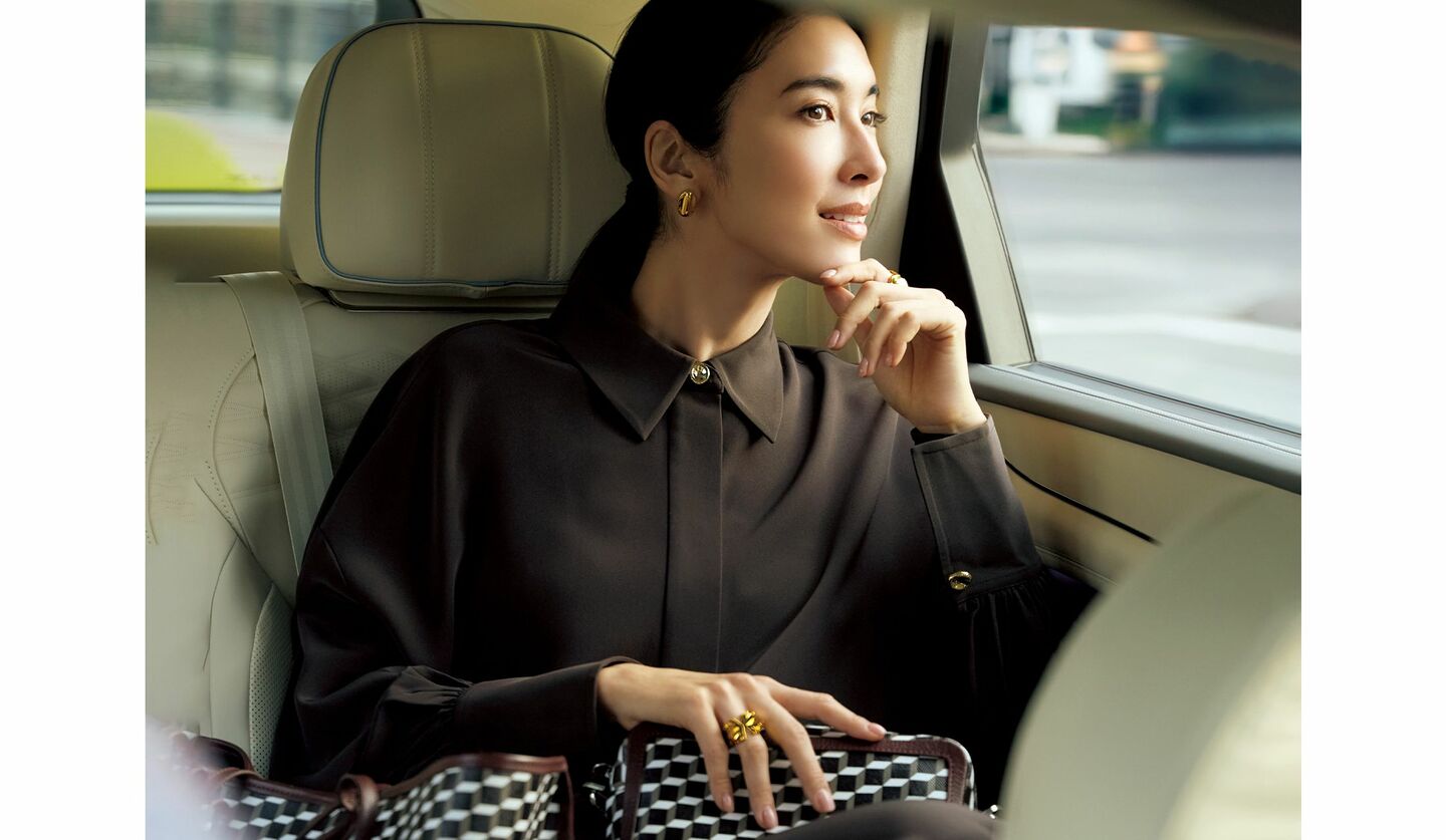 ヨーロッパからの長いフライトも、しなやかなサテンツイルのシャツセットアップを着ていたから、意外に疲れていないことを感じる。「ジョゼフ」のシャツセットアップを着た立野リカさん