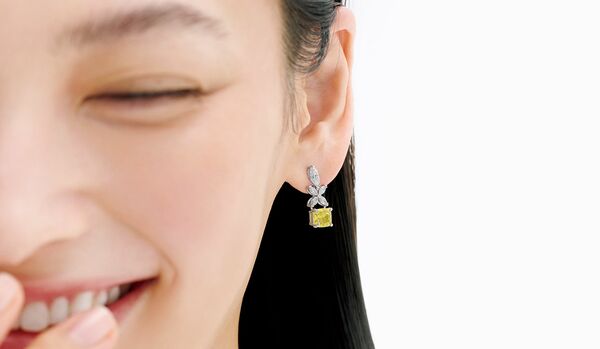 大政 絢さんの耳元でキラリとする「ピアジェ」の優美なイヤリング｜ポジティブ気分をくれる太陽の恵みのような輝き