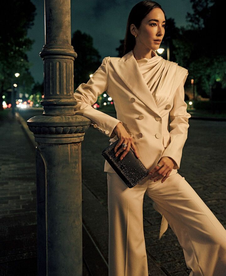 「ニナ リッチ」のウエアを纏ったモデルの立野リカさん