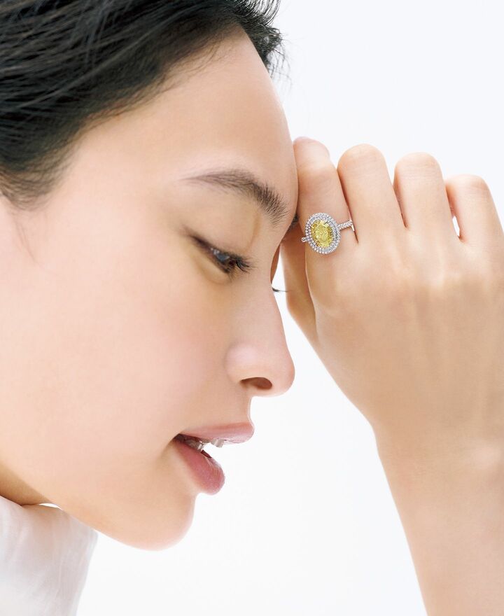 「ティファニー」のイエローダイヤモンドのリングを着用したモデルの大政 絢さん