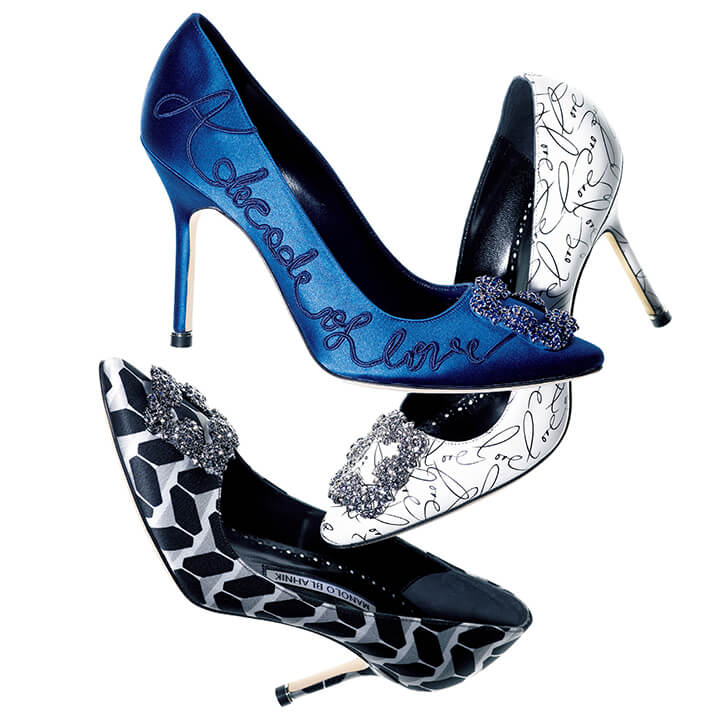 靴［上］驚異的な人気を誇る、ロイヤルブルーの『ハンギシ』に、誕生10周年を祝福したA Decade of Loveの刺しゅうが映える。『HANGISI DECADE』［ヒール10.5cm］￥166,000・［中］マノロ氏自身による手書きのLoveが躍る一足は、まさにデザイナーからのラブレター。『HANGISI LOVE 』［ヒール10.5cm］￥160,000・［下］N.Y.の情景を表現した「コスモポリタン・プリント」でモダンに。『HANGISI COSMO』［ヒール7cm］￥160,000（ブルーベル・ジャパン〈マノロ ブラニク〉）