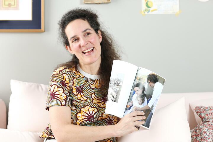 『マイリトルボックスからの贈り物　素敵なパリスタイル！』の中で一番のお気に入り写真を見せるセリーヌさん