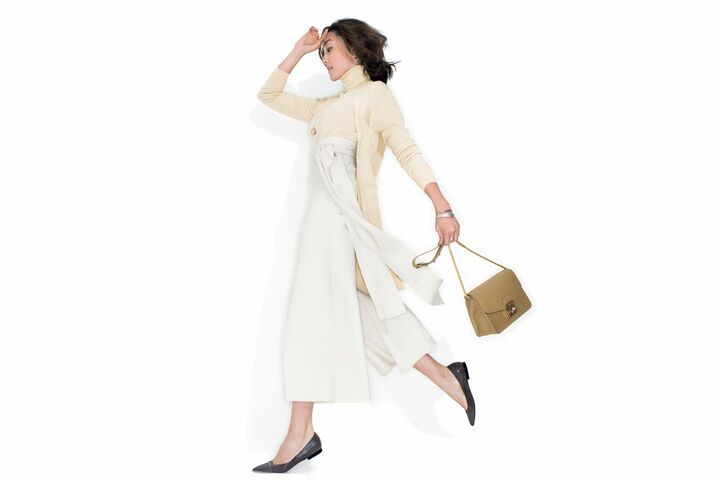 靴［ヒール１㎝］（アマン〈ペリーコ〉）、カーディガン・ニット（wb）、パンツ（ADORE）、バッグ（ユナイテッドアローズ 銀座店〈フルラ〉）、ピアス・ネックレス・バングル・リング（ティファニー・アンド・カンパニー・ジャパン・インク）　撮影／水田 学（NOSTY） BY ：『Precious10月号』小学館、2017年 