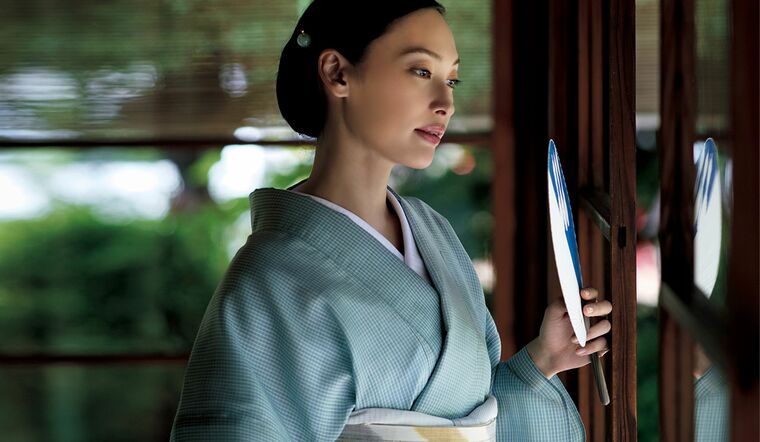 夏の着物に特化した布づくりを、デザインから染め、織りの工程まですべてひとりで行う注目の染織家、牧山花さん。絹糸と麻糸を藍の生葉で染めて手織りにした着物には軽やかな洗練が宿り、ふとした仕草も優雅に映る。「青山 八木」小格子の着物『夏ころも』を着用した大政  絢さん