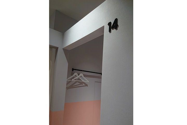 銀座店は20部屋。カーテンで仕切ることができて、天井はオープン。試着室のようなスペースがずらりと並びます。