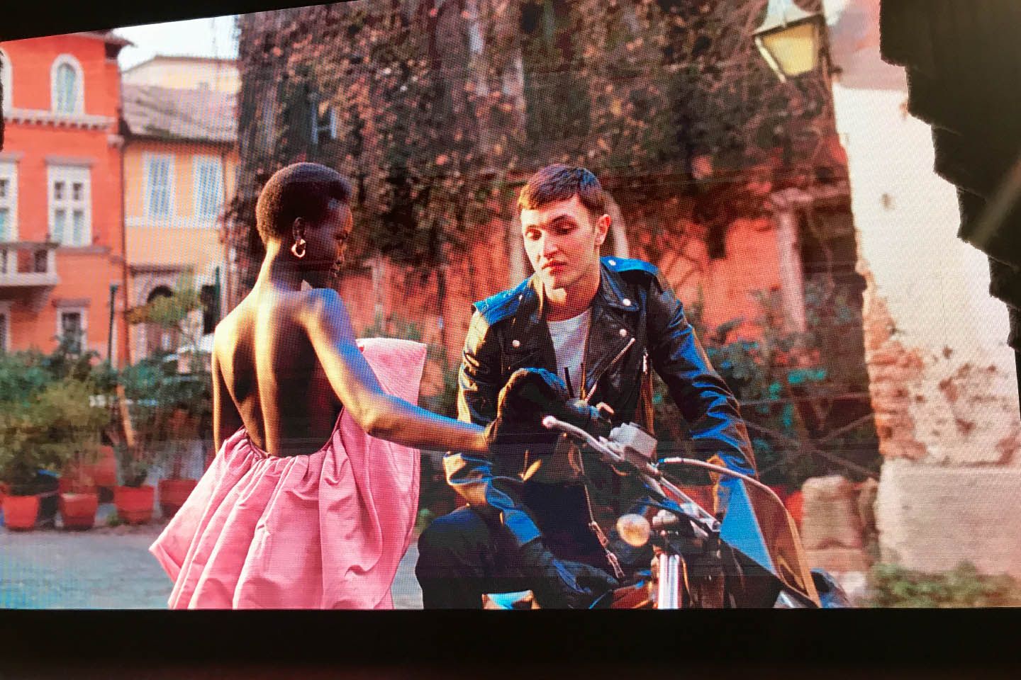 男子をタンデムで後部座席に乗せ、バイクを颯爽と運転する現代的なアフリカ系少女が主人公のPRビデオが会場に流されていました。