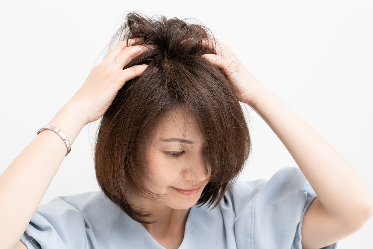 全体にワックスを揉み込む。頭頂部は特に念入りに揉み込むと表面に動きが出やすくなる。