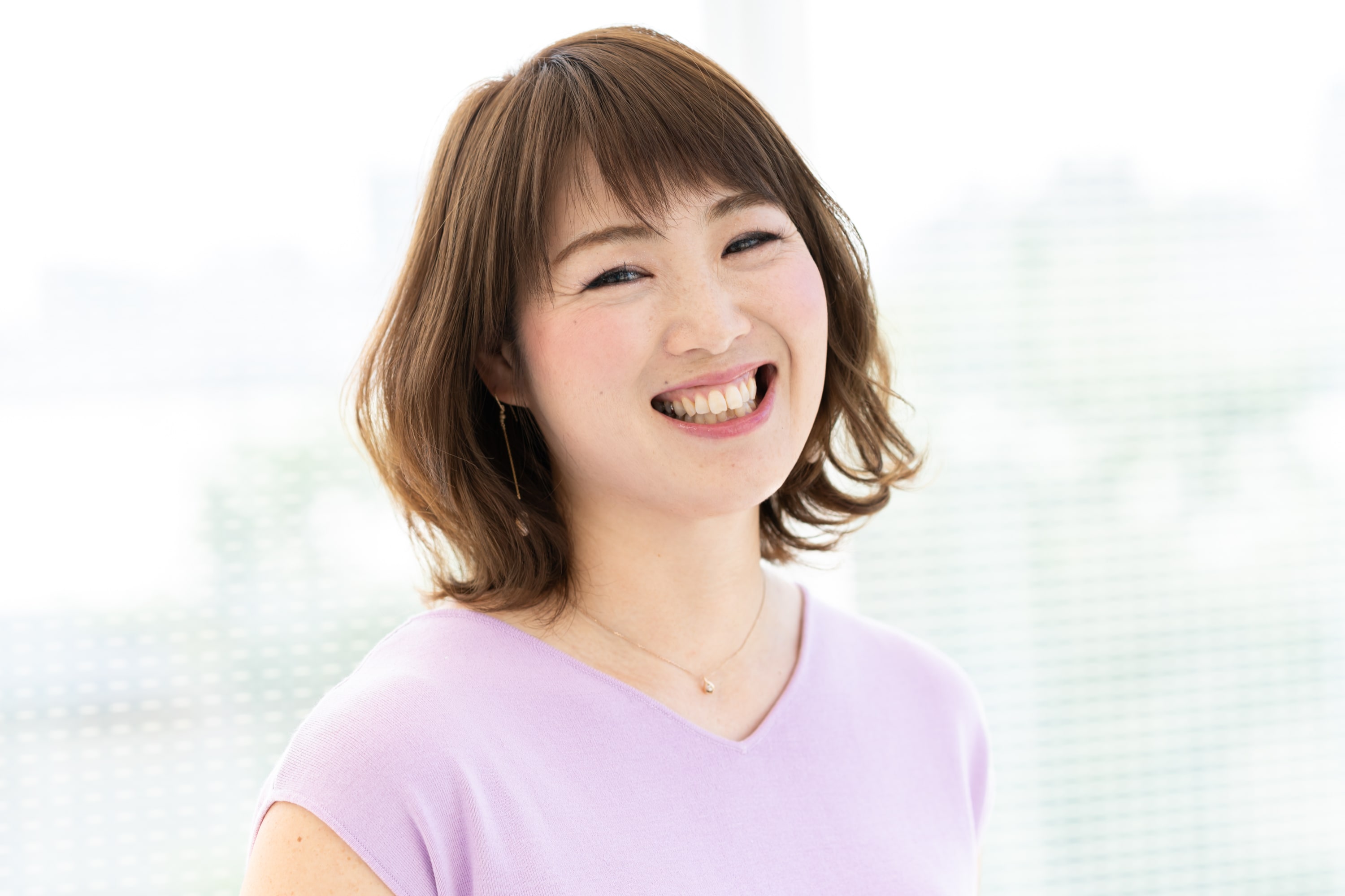 ランダムに動く毛束と透けた前髪でラフな装いにも