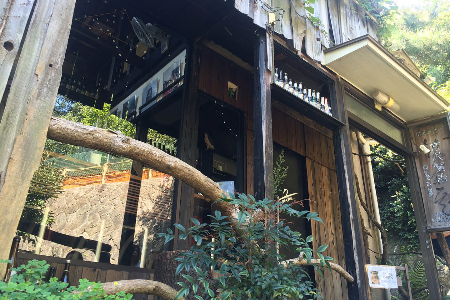 まるで童話のワンシーンのような雰囲気のカフェ