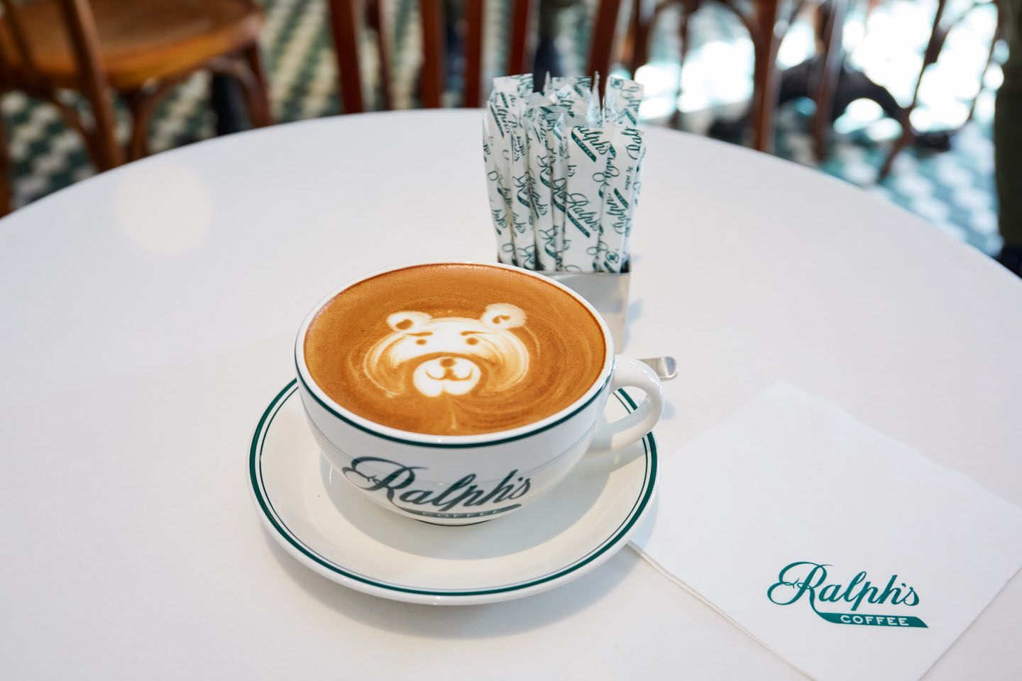 お店がすいている時間に、こっそりお願いしてみたいデザインカプチーノ。¥580(税抜)