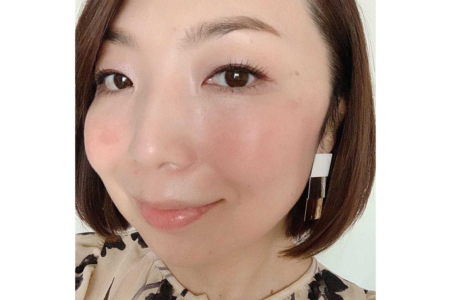 ハイライトカラーを鼻根と目頭のくぼみに、シェーディングカラーをフェースライン(耳のつけ根からあご先まで)になじませる。