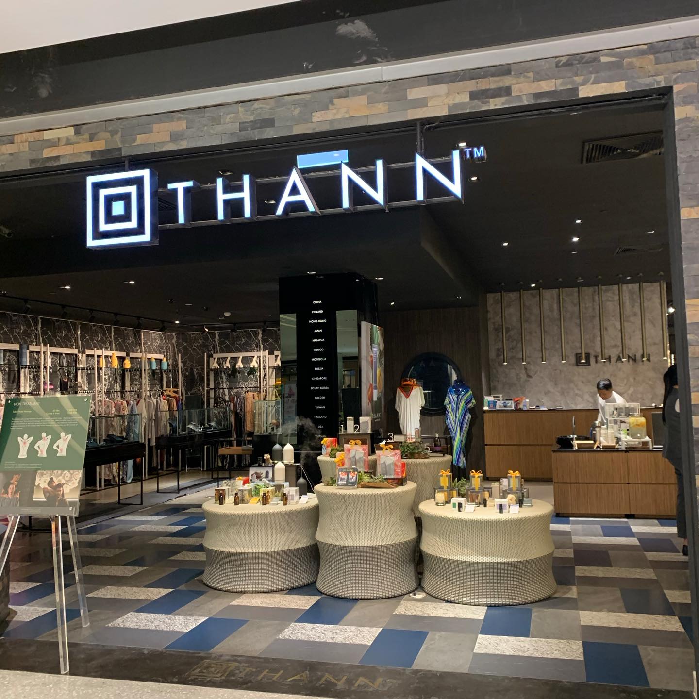 洗練された店舗デザイン。アロマのよい香りがふんわりと漂う。