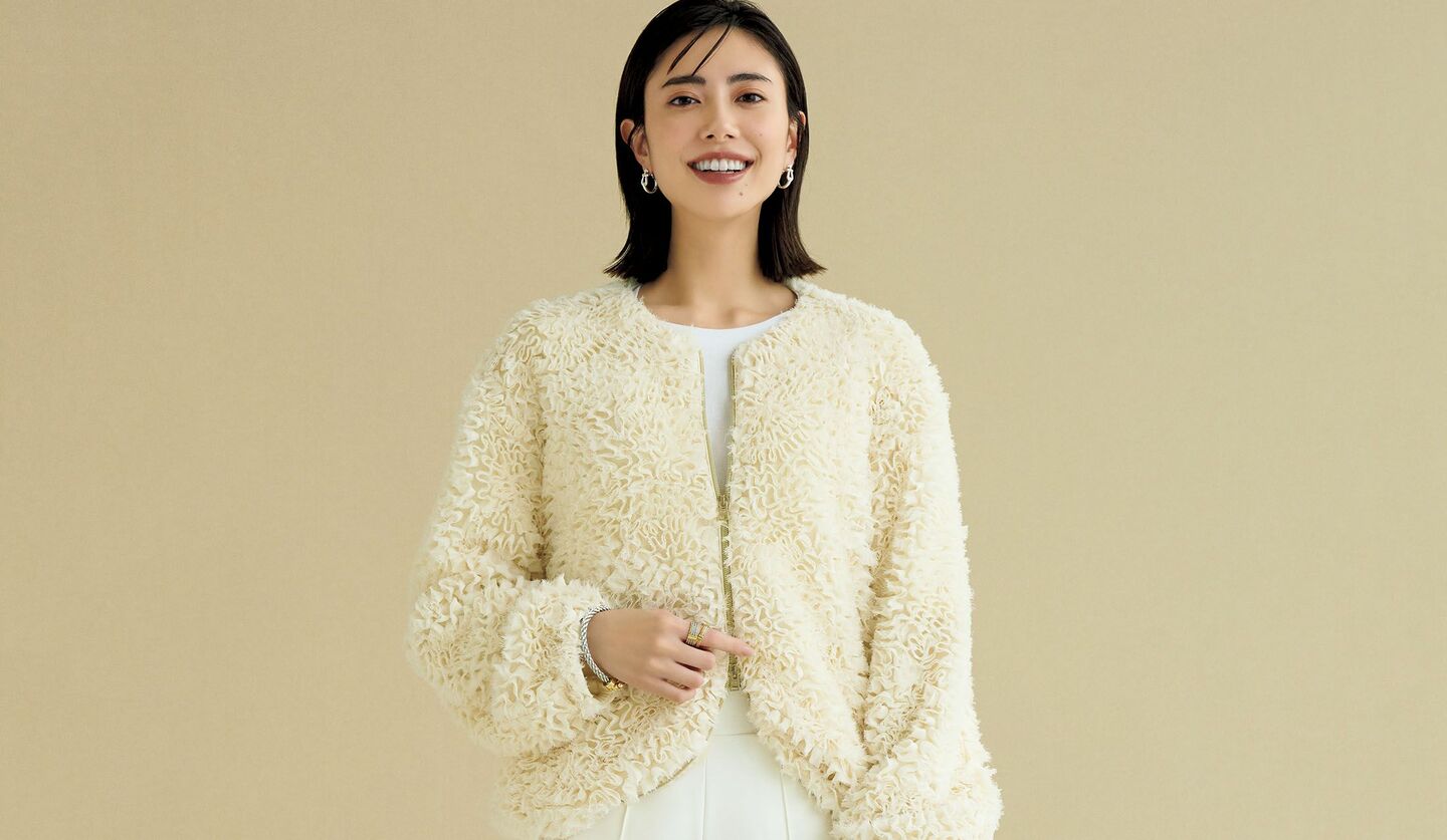 「ヘルノ」のアウターを着用したモデルの土屋巴瑞季さん