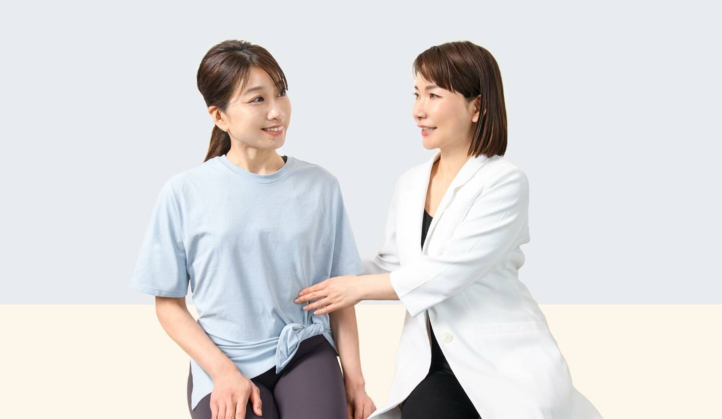 二人の女性　トレーニングの指導をしている