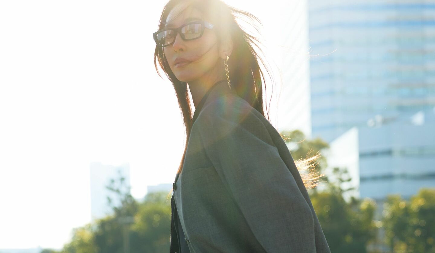 「プラダ」のシングルジャケットを着用したモデルの立野リカさん