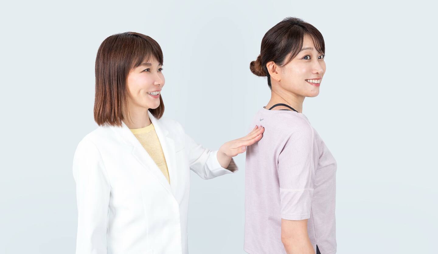並んでいる二人の女性。温活ケアの指導をしている