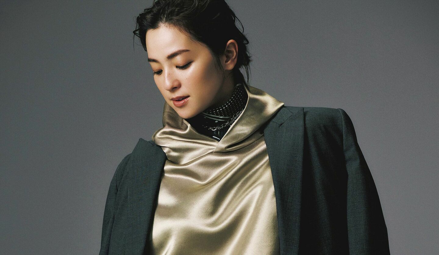 シャンパンゴールドのフーディに黒のジャケットを羽織ったた女優の中村アンさんの写真