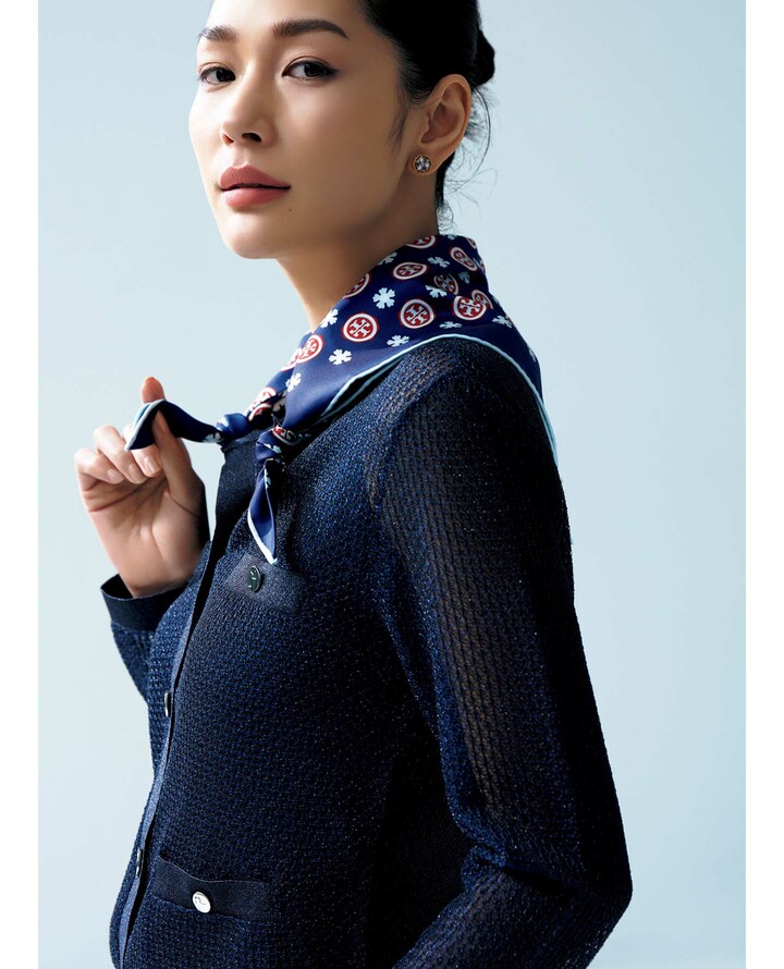 スカーフを着用したモデルの大塚まゆかさん