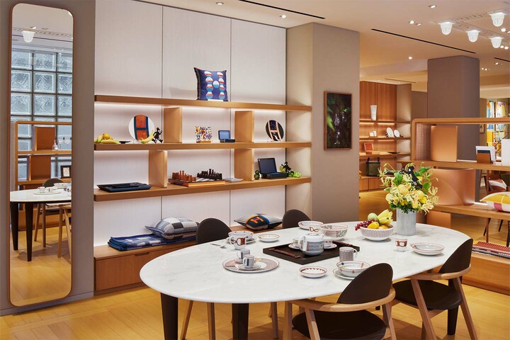 8月の銀座エルメスメゾンの店内