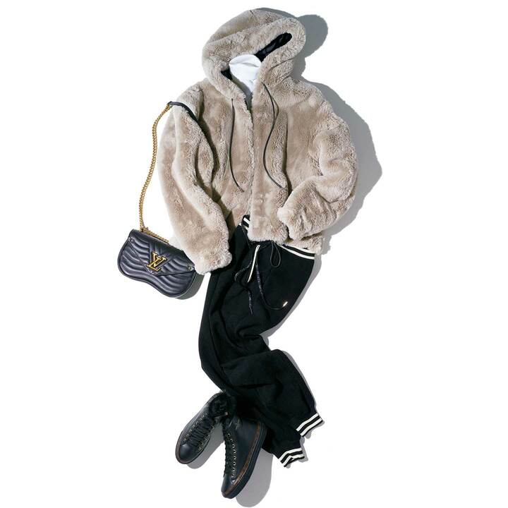 ブルゾン￥550,000・ニット￥89,000・パンツ￥259,000・バッグ［シグネチャーハンドル付き］￥247,000・靴￥112,000（ルイ・ヴィトン）