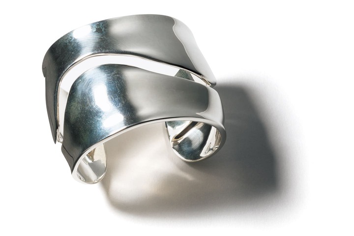 バングル『オンダス』［SIV］￥125,000（ホアキン・ベラオ）