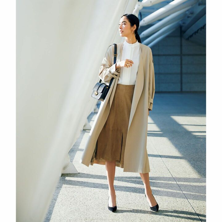 コート［共布ベルト付き］￥84,000（ebure）、ブラウス￥110,000（ミカコ ナカムラ 南青山サロン〈MIKAKO NAKAMURA〉）、スカート￥227,000（アオイ〈ファビアナフィリッピ〉）、ピアス￥480,000・リング￥450,000（アルテミス・ジョイエリ〈アルテミス・ジョイエリ〉）、バッグ￥139,000（イザ〈ヌメロ ヴェントゥーノ〉）、靴￥76,000（JIMMY CHOO）　[Precious2020年3月号84ページ]