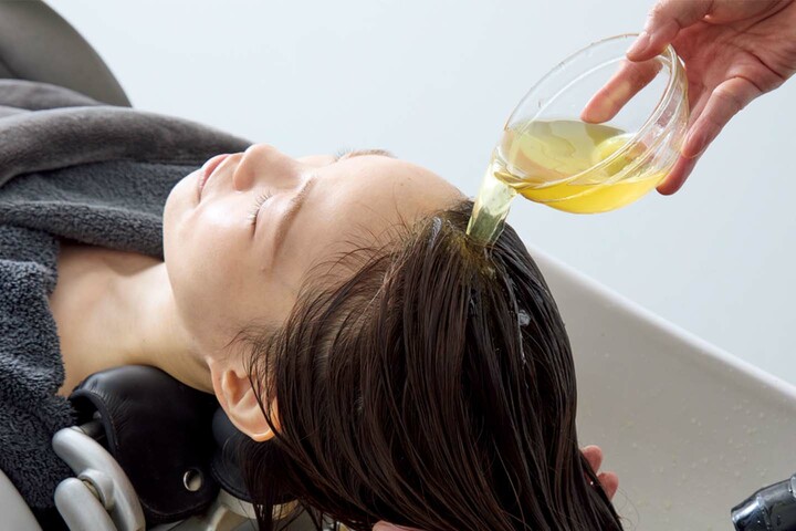 「uka×NeRoLi herbのヘッドスパ」の施術の様子