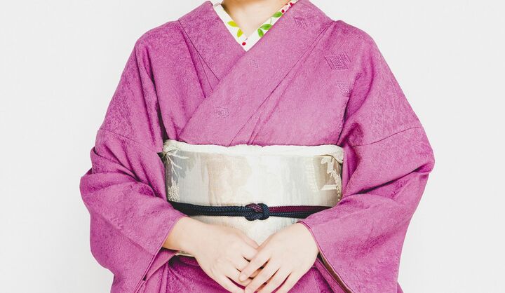 自分の右半身側を下に、左半身側を上に重ねて着ます。
