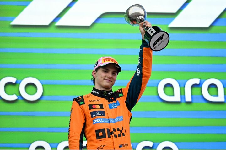 決勝レースで2位を獲得したオスカー・ピアストリ選手。オーストラリア出身の25歳で、今季は個人・チームそれぞれの総合優勝を目指す。