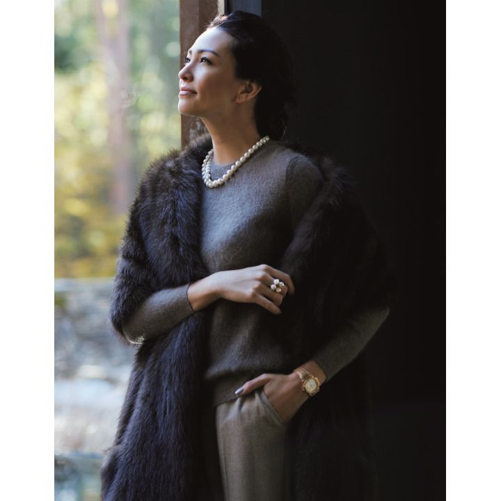 ファーストール(CHIE IMAI)、ニット(スローン)、パンツ(コロネット〈ミラ・ショーン〉)、ネックレス・リング(TASAKI〈M/G TASAKI〉)、時計(パテック フィリップ ジャパン) 撮影/熊澤 透 BY:『Precious2月号』小学館、2020年