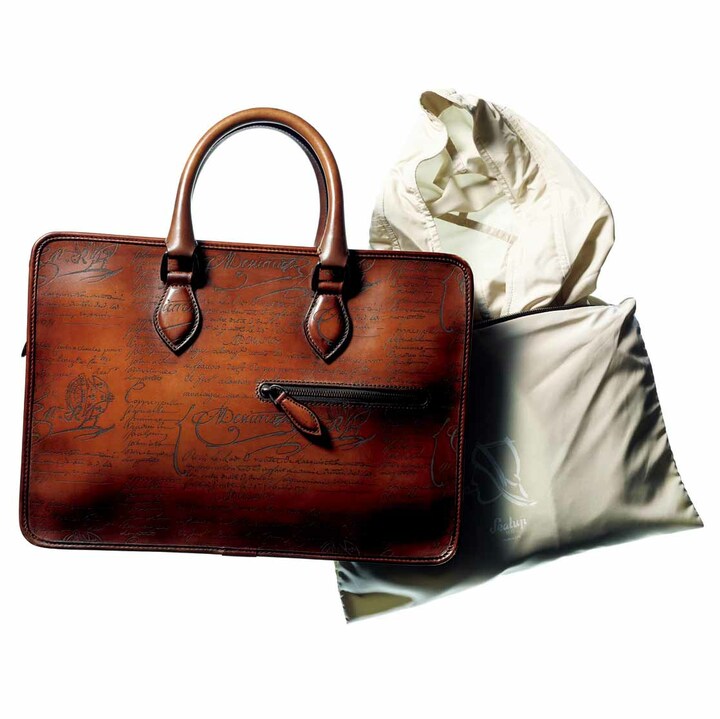 バッグ［縦28×横39×マチ7cm］￥405,000（ベルルッティ・インフォメーション・デスク） コート￥89,000（フローエンス トーキョー〈シーラップ〉）