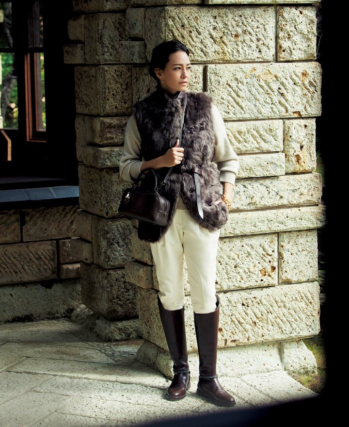 「ブルネロ クチネリ」のファージレを着用したモデルのRINAさん